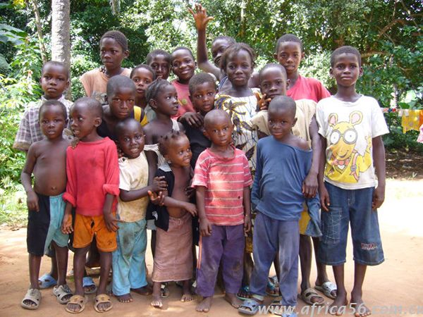 假冒偽劣產(chǎn)品肆虐幾內(nèi)亞，為了一己私利罔顧道德，可是，怎么忍心辜負(fù)這樣的眼神。