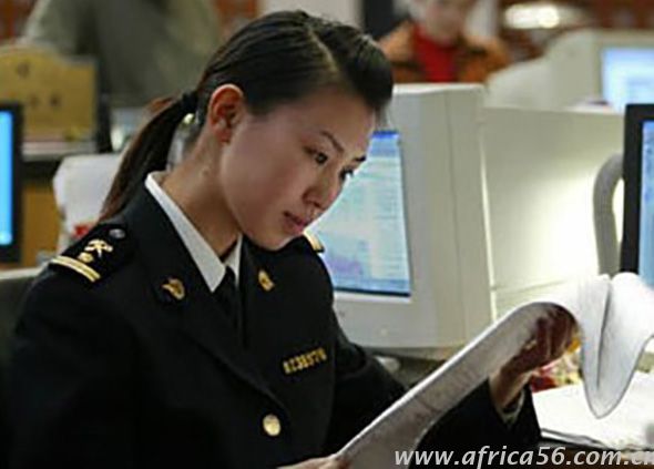 凡是進(jìn)出國境的貨物，必須經(jīng)由設(shè)有海關(guān)的港口、車站、國際航空站出，并由貨物所有人向海關(guān)申報(bào)