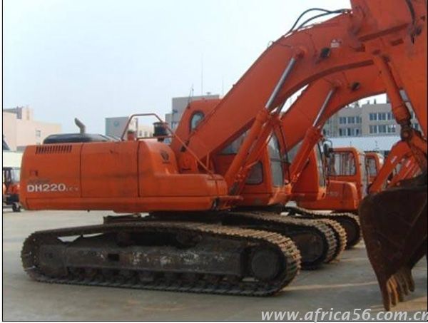 出口二手挖掘機，旭洲物流提供優(yōu)質(zhì)貨代服務！